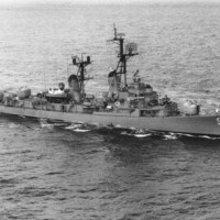 USS_Turner_Joy_(DD-951)_underway_at_sea_on_9_May_1964_(NH_98257).jpg